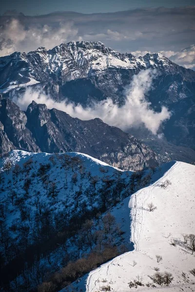 Uno Scatto Verticale Del Monte Resegone Lecco Inverno — Foto Stock