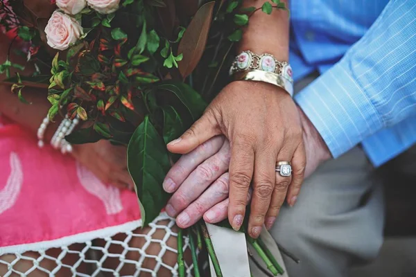 Sebuah Gambar Close Sudut Tinggi Dari Pasangan Berpegangan Tangan Menunjukkan — Stok Foto
