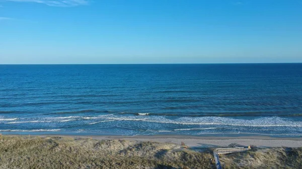 Dalgaların Mavi Gökyüzünün Altında Sahile Vurduğu Manzaralı Bir Drone Görüntüsü — Stok fotoğraf