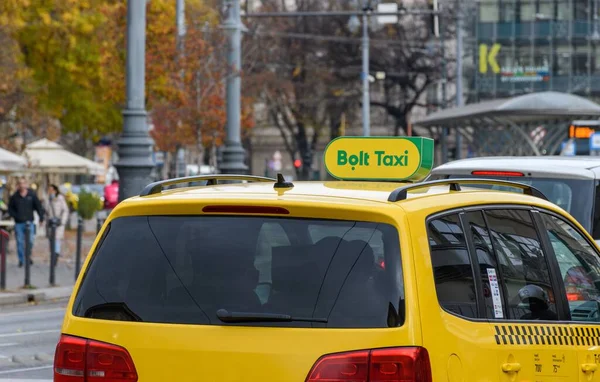 Closeup Shot Yellow Car Bolt Taxi Sign Street City Budapest — Stock Photo, Image