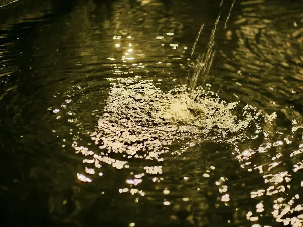 Salpicadura Agua Reflejo Una Fuente — Foto de Stock