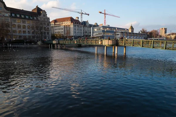 Una Hermosa Toma Puente Edificios Históricos Través Del Agua Zurich — Foto de Stock