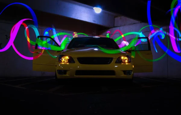 一辆装有霓虹灯的漂流车停在车库里 — 图库照片