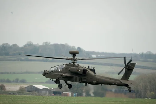 Тёмно Серый Армейский Штурмовой Вертолёт Летит Днём — стоковое фото