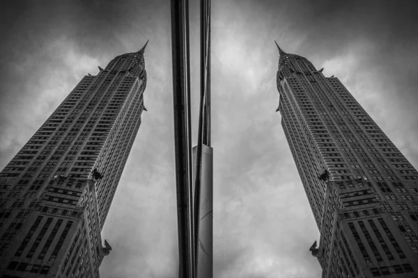 Černobílý Nízkoúhlý Záběr Budovy Chrysler Reflexním Efektem New Yorku Usa — Stock fotografie