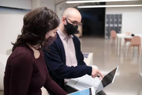Young Colleagues Protective Face Masks Working Laptop Modern Office — Stock Photo, Image