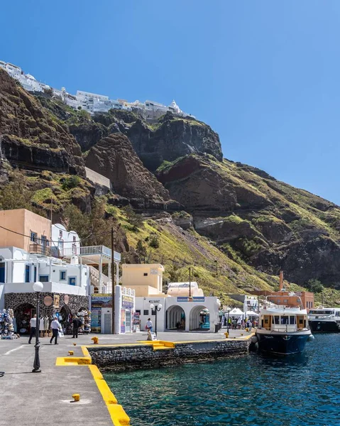 Vertikální Snímek Malebného Přístavu Fira Hlavního Města Ostrova Santorini Řecko — Stock fotografie