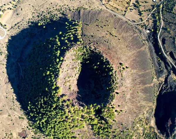 Antena Wymarłego Wulkanu Divlit Formacja Górska Pokryta Rzadką Zieloną Roślinnością — Zdjęcie stockowe