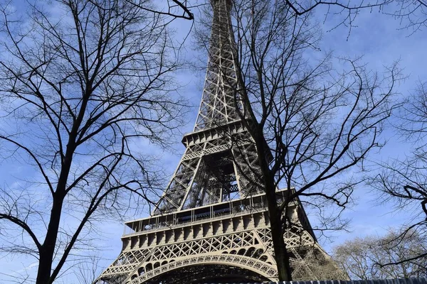 Niski Kąt Strzał Sławnej Wieży Eiffla Paryżu Przeciw Błękitnemu Niebu — Zdjęcie stockowe