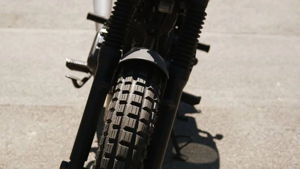 Tiro Perto Roda Traseira Motocicleta — Fotografia de Stock