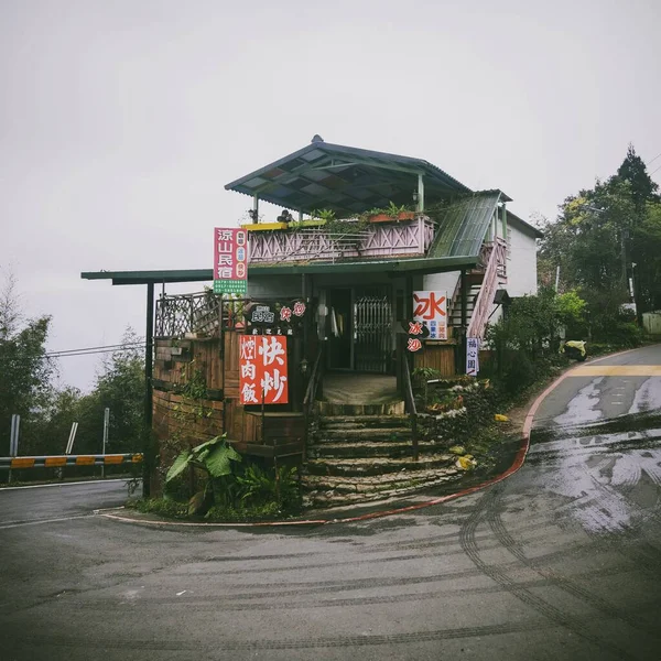 台湾の山岳道路の真ん中にある食品店 — ストック写真