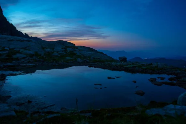 Ett Vackert Landskap Liten Flod Omgiven Klippiga Berg Solnedgången — Stockfoto