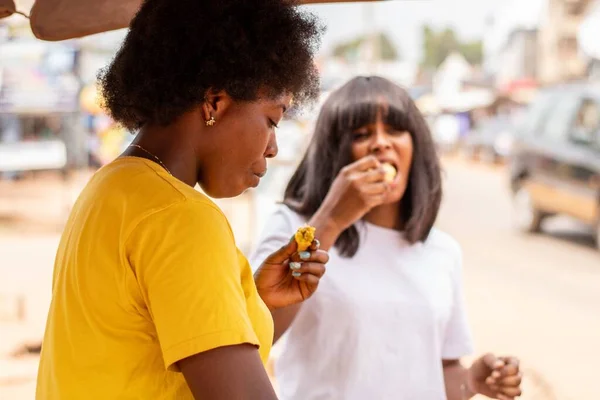 African Woman Eating Roasted Plantain Market — Stock Photo, Image