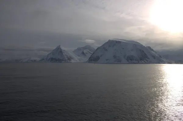 Une Belle Vue Sur Lac Près Des Montagnes Par Une — Photo