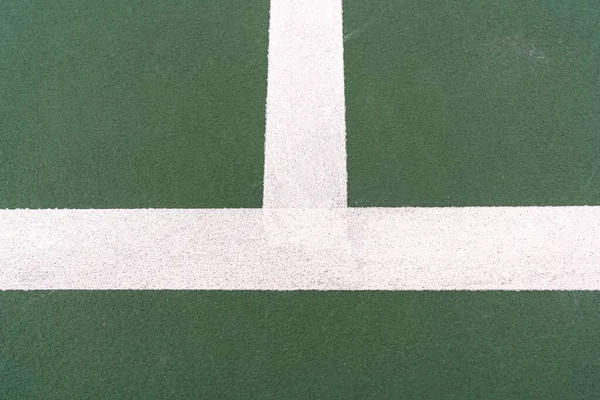 新的户外白线绿色网球场 — 图库照片