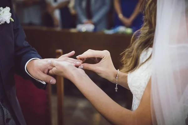 Egy Menyasszony Vőlegénye Ujjára Teszi Jegygyűrűt Templomban — Stock Fotó