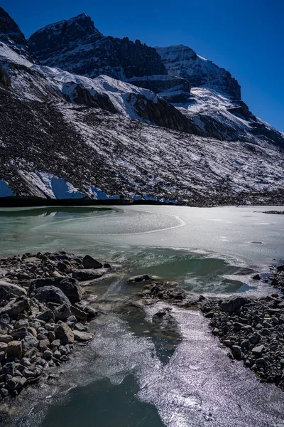 Kışın Karlı Yamaçları Olan Dağ Eteğinde Donmuş Bir Göl Gökyüzünde — Stok fotoğraf
