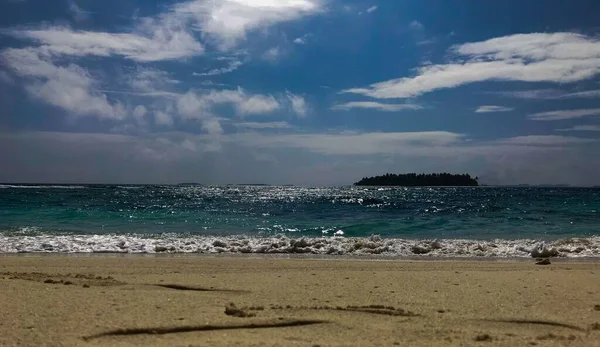 Γαλάζιος Ουρανός Ωκεανός Ηλιόλουστη Μέρα Στις Μαλδίβες — Φωτογραφία Αρχείου