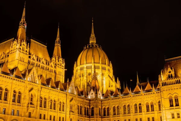 Una Vista Bajo Ángulo Del Famoso Edificio Del Parlamento Húngaro — Foto de Stock
