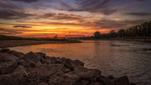 Ein Malerischer Himmel Bei Sonnenuntergang Und Wolken Über Einem Fluss — Stockfoto