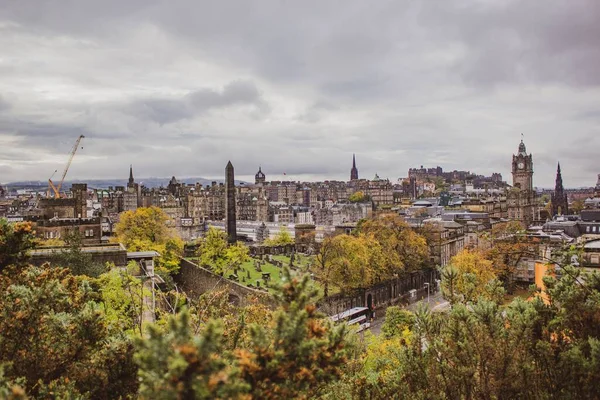 Vacker Utsikt Över Byggnader Edinburgh Molnig Himmel — Stockfoto