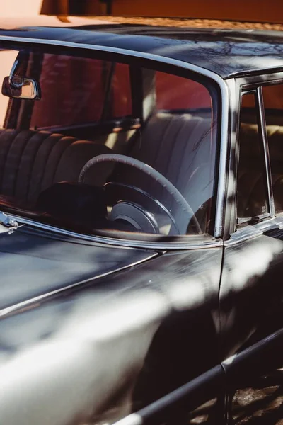 Gri Klasik Bir Mercedes Benz Arabasının Cephesinde Dikey Bir Fotoğraf — Stok fotoğraf