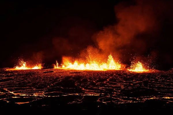 夜间火山喷发的鸟瞰图 — 图库照片