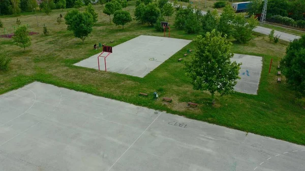 セルビアの緑の広いスペースを持つ住宅街で遊び場のドローンショット — ストック写真