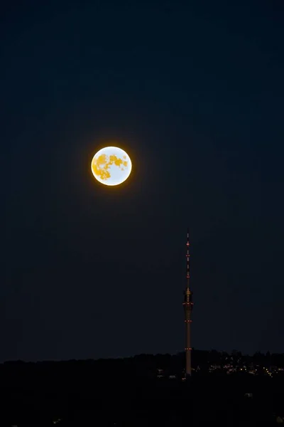 Вертикальный Снимок Яркой Луны Сияющей Ночном Небе Темном Фоне — стоковое фото