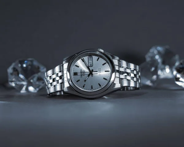 Close Relógio Mão Seiko Com Diamantes Fundo Cinza — Fotografia de Stock