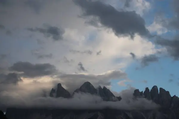 雲に覆われたドロマイト アルプスの絶景 — ストック写真