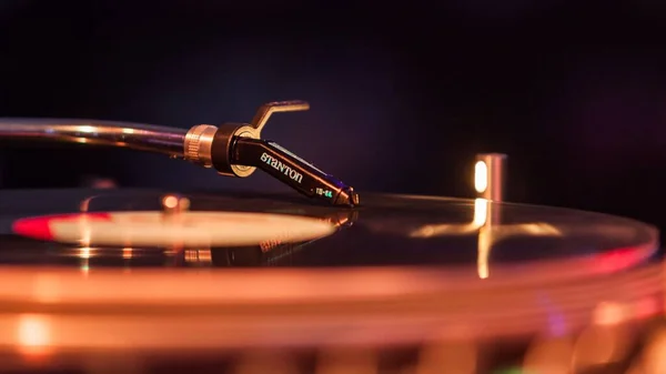Elektronik Bir Müzik Etkinliğinde Pikapta Plağın Çalınışının Yakın Çekimi — Stok fotoğraf