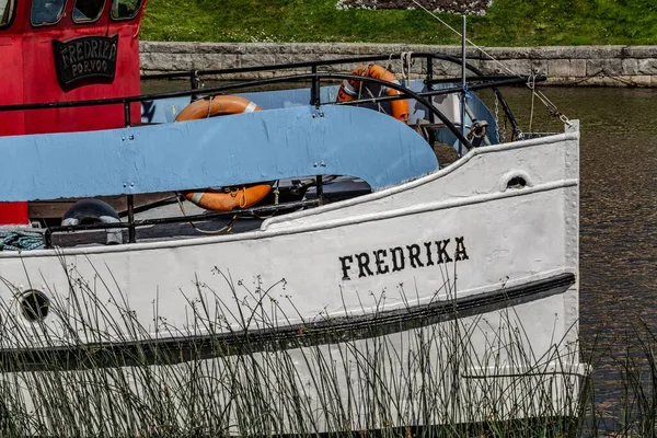 Tiro Close Barco Branco Com Sinal Frederica Com Salva Vidas — Fotografia de Stock