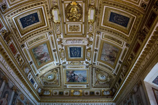 Een Lage Hoek Shot Van Het Interieur Plafond Van Mausoleum — Stockfoto