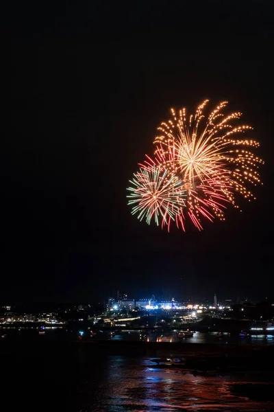 Фейерверки Время Британских Чемпионатов Фейерверкам Взрываются Над Освещенным Городом Плимут — стоковое фото