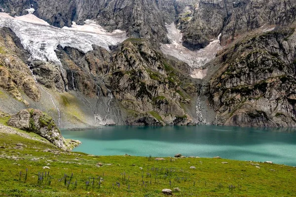 Nádherná Horská Scenérie Tyrkysové Jezero Zelené Údolí Sníh Hloubkový Výlet — Stock fotografie
