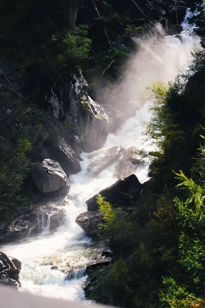 Uma Bela Vista Uma Cachoeira Que Flui Através Caminho Rochoso — Fotografia de Stock