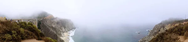 カリフォルニアの霧と雲に覆われたビッグサーのパノラマ写真 — ストック写真