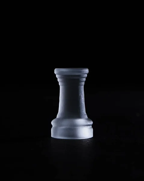 Vertikální Snímek Krystalu Majáku Šachové Figurky Izolované Černém Pozadí — Stock fotografie