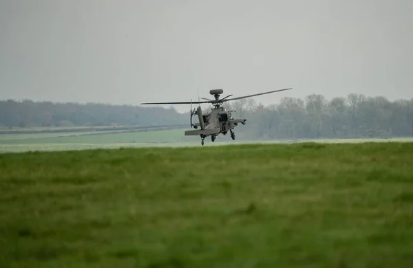 Temně Šedá Armáda Útočící Vrtulník Vznáší Letu Během Dne — Stock fotografie