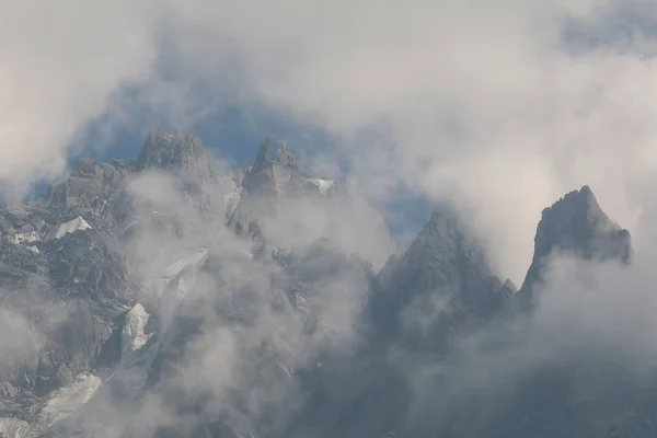 Mountain Peaks Covered Mist — Stock Photo, Image