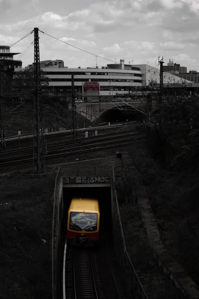 黄色火车驶出隧道的垂直镜头 德国柏林 — 图库照片