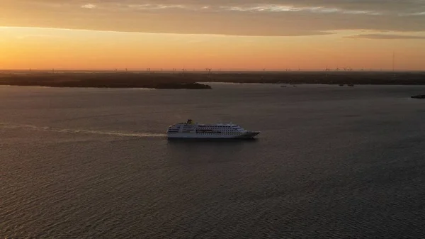 Scenic View Cruise Ship Sailing Coast Beautiful Sunset Background — Stock Photo, Image