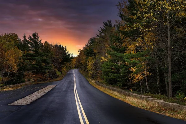Uma Visão Horizontal Uma Estrada Solitária Maine Com Árvores Coloridas — Fotografia de Stock