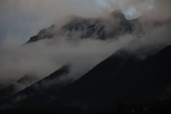 雲に囲まれた山の風景の空中写真 — ストック写真