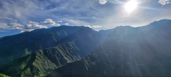 Güneşli Bir Günde Yeşil Yapraklarla Kaplı Bir Dağ Sırasının Panoramik — Stok fotoğraf