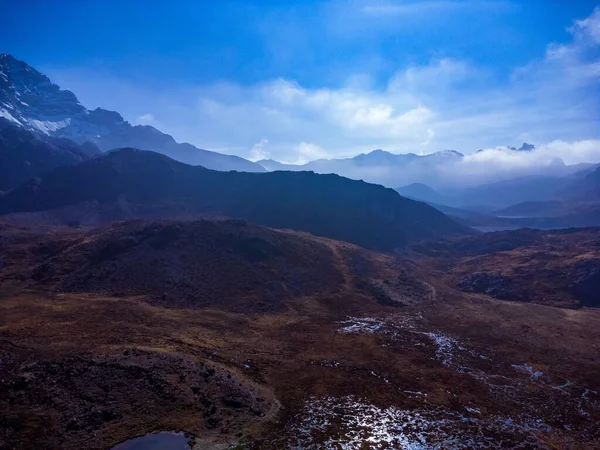 Widok Powietrza Górskiego Krajobrazu Pod Błękitnym Jasnym Niebem — Zdjęcie stockowe