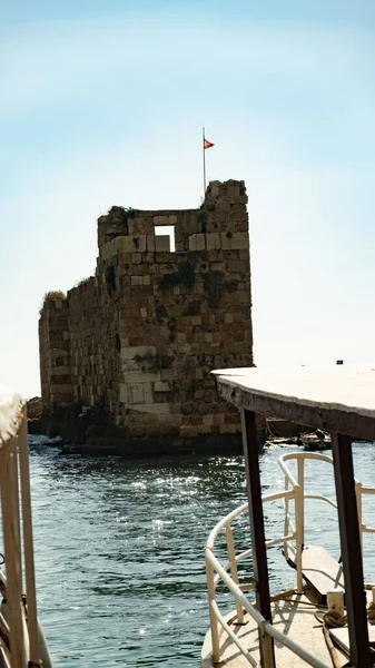 Gros Plan Vertical Citadelle Byblos Dans Océan Avec Drapeau Libanais — Photo