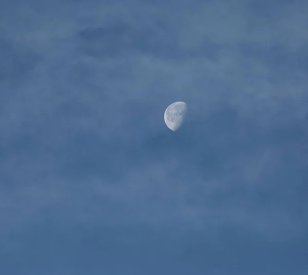 Φωτεινό Φεγγάρι Στο Συννεφιασμένο Ουρανό Κατά Διάρκεια Της Ημέρας — Φωτογραφία Αρχείου