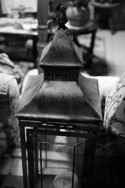 Une Échelle Gris Une Lampe Table — Photo